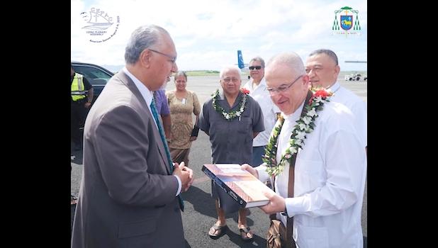 Governor presents gifts to Apostolic Nuncio