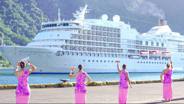 ASCC Students Association for Fa’a-Samoa greet passengers