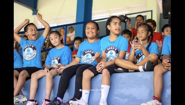 young flag football players