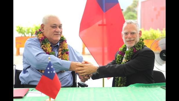 Alon Roth-Snir (right), shakes hands with Ale Vena, 
