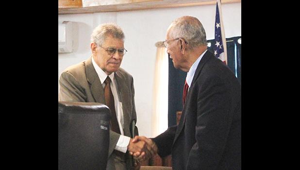 Fonoti Douglas Jessop (left) shakes hands with Sen. Soliai Tuipine Fuimaono