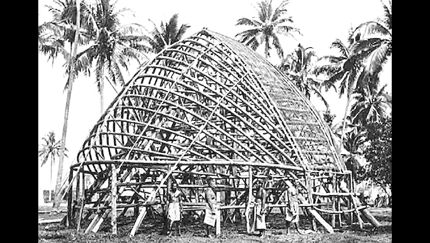 The photo from 1904 is quite unusual since it shows the entire underlying roof structure of the faletele. photo from 1904